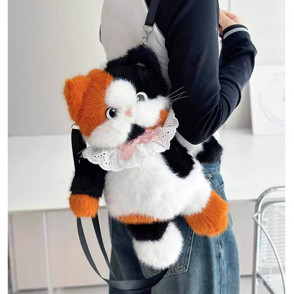Lifelike Cat-shaped Backpack